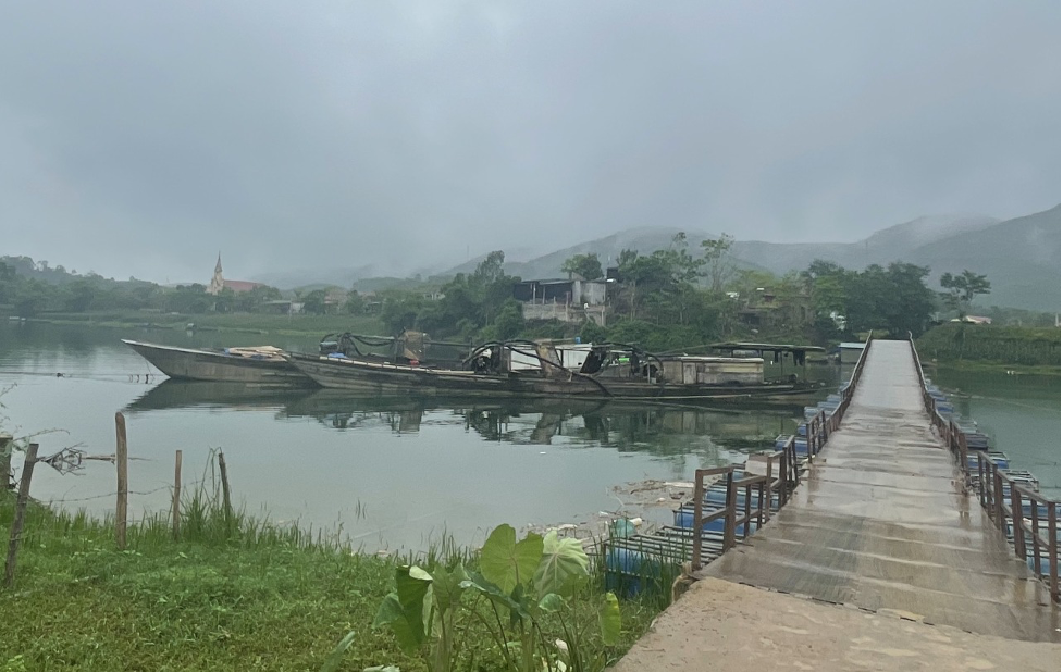 Quảng Bình: Bắt quả tang hai tàu khai thác cát trái phép trên sông Son -0