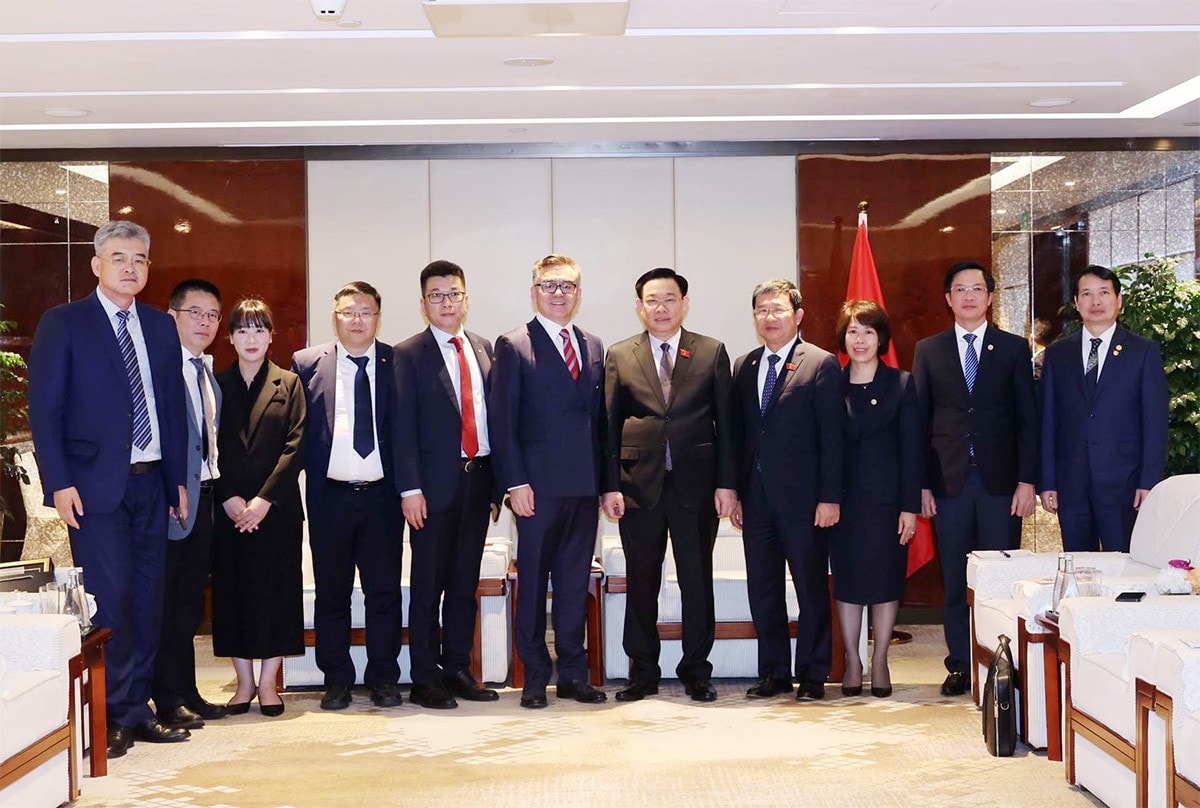 Chủ tịch Quốc hội Vương Đình Huệ tiếp lãnh đạo các Tập đoàn, doanh nghiệp lớn tại Thượng Hải, Trung Quốc -1