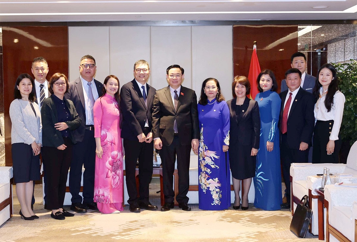 Chủ tịch Quốc hội Vương Đình Huệ tiếp lãnh đạo các Tập đoàn, doanh nghiệp lớn tại Thượng Hải, Trung Quốc -1