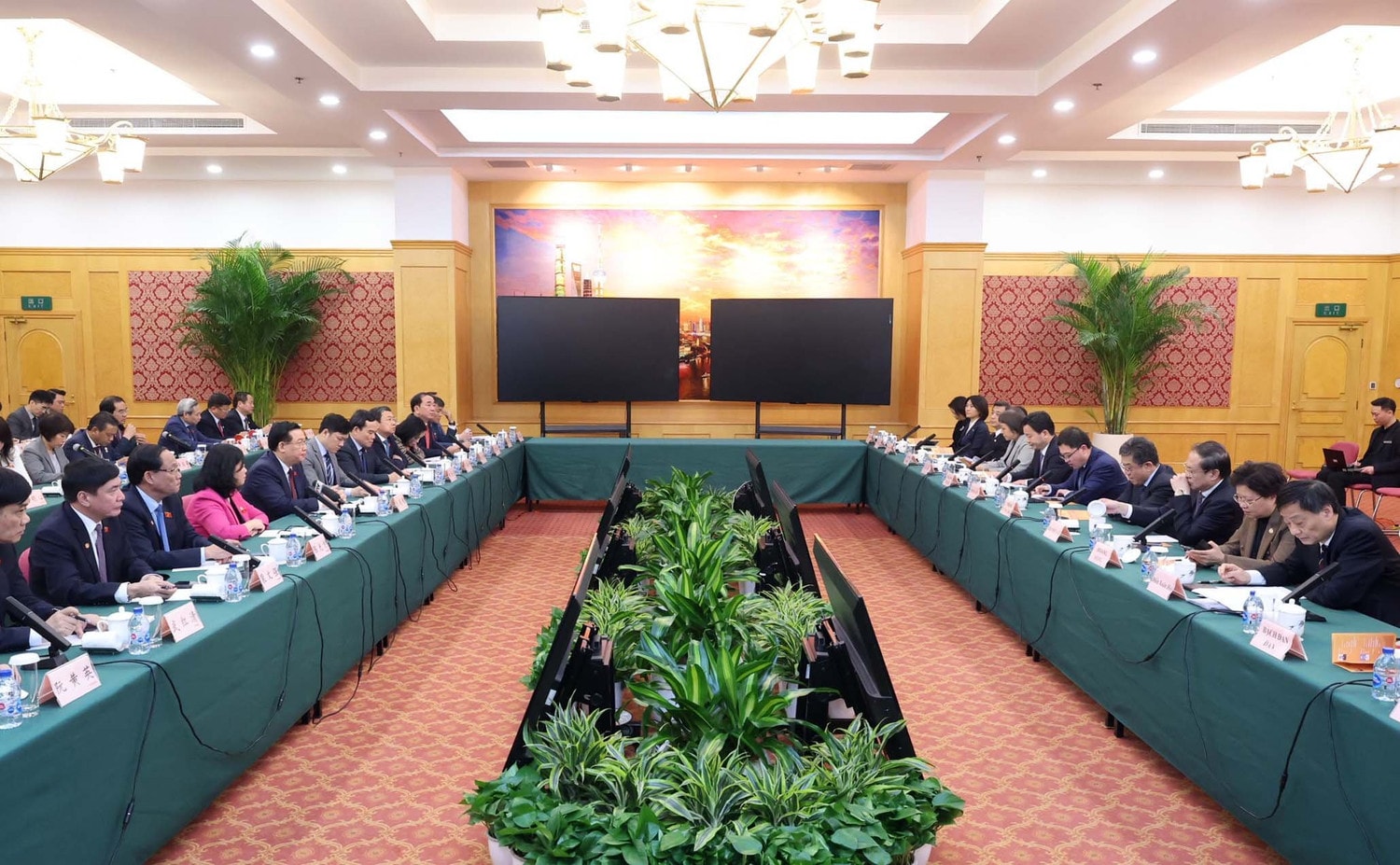 Chủ tịch Quốc hội Vương Đình Huệ thăm và làm việc tại Khu Thí điểm thương mại tự do Thượng Hải, Trung Quốc -0