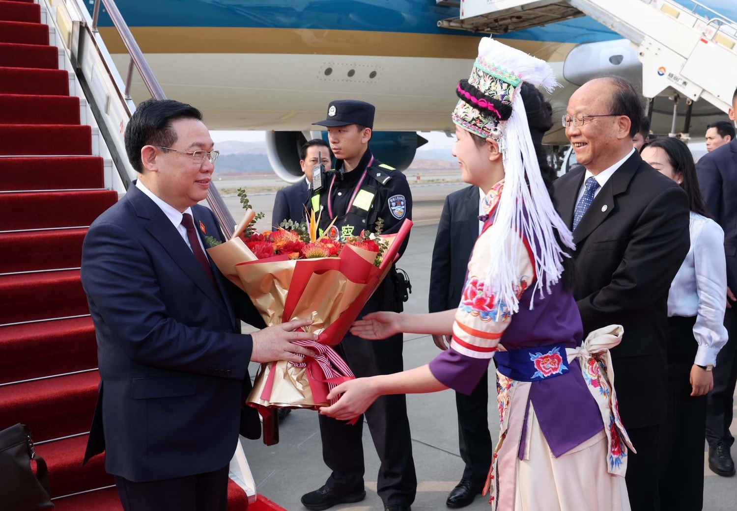 Chủ tịch Quốc hội Vương Đình Huệ thăm tỉnh Vân Nam, Trung Quốc -0