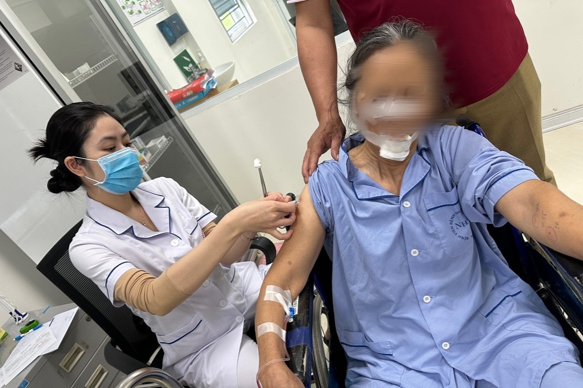 Người phụ nữ phải khâu gần 70 mũi vì bị chó nhà hàng xóm tấn công -0