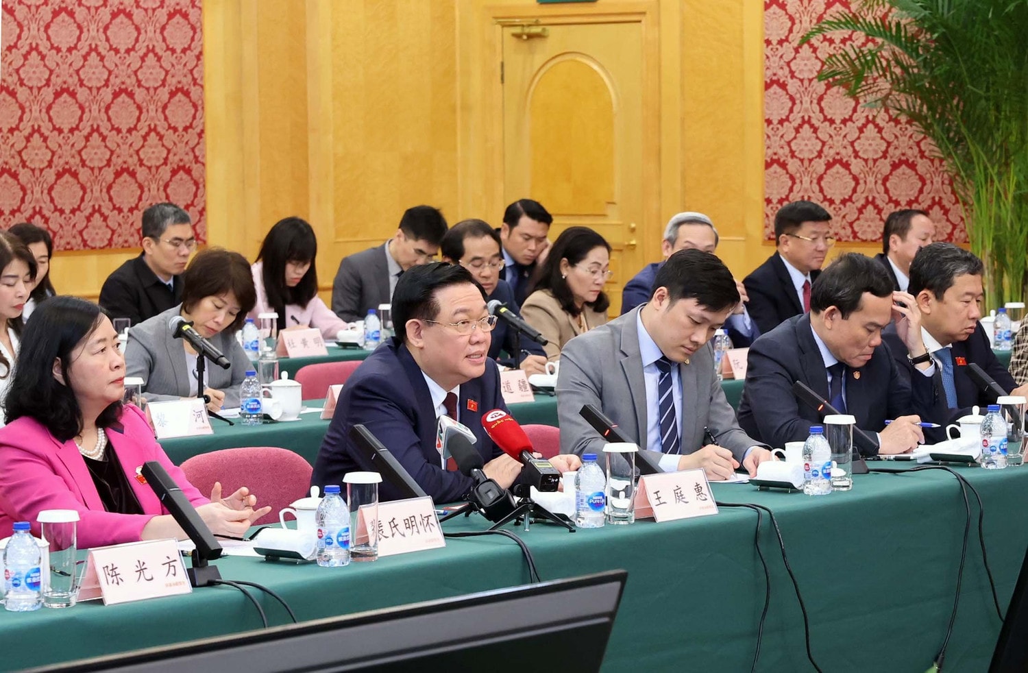 Chủ tịch Quốc hội Vương Đình Huệ thăm và làm việc tại Khu Thí điểm thương mại tự do Thượng Hải, Trung Quốc -0