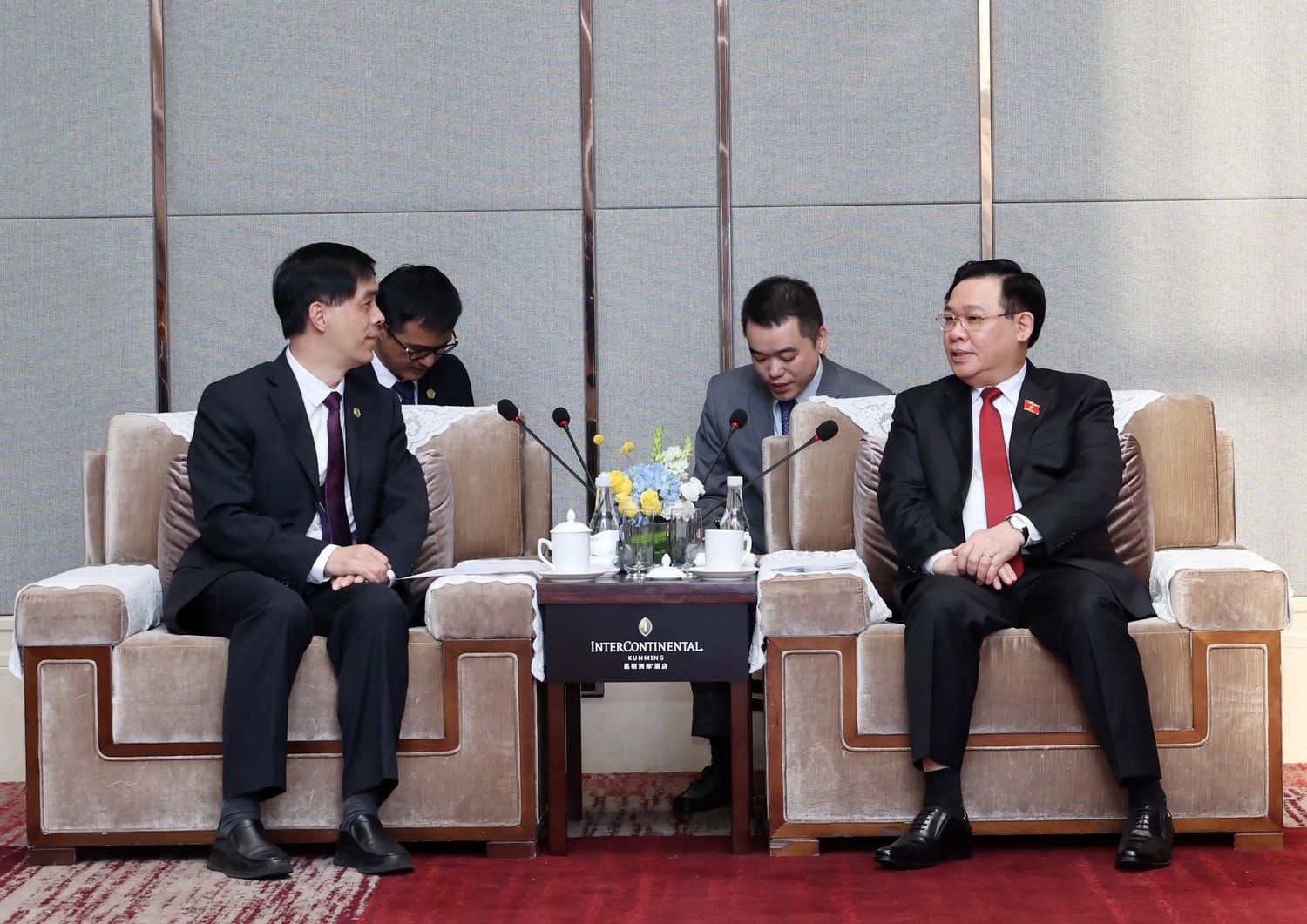 NA Chairman Vuong Dinh Hue received General Director of Yunnan post company Yan Ming. Photo: Nhan Sang NA Chairman receives leaders of Chinese corporations -0