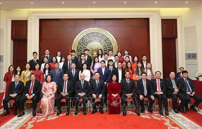 Chủ tịch Quốc hội Vương Đình Huệ gặp mặt cộng đồng người Việt Nam tại Trung Quốc