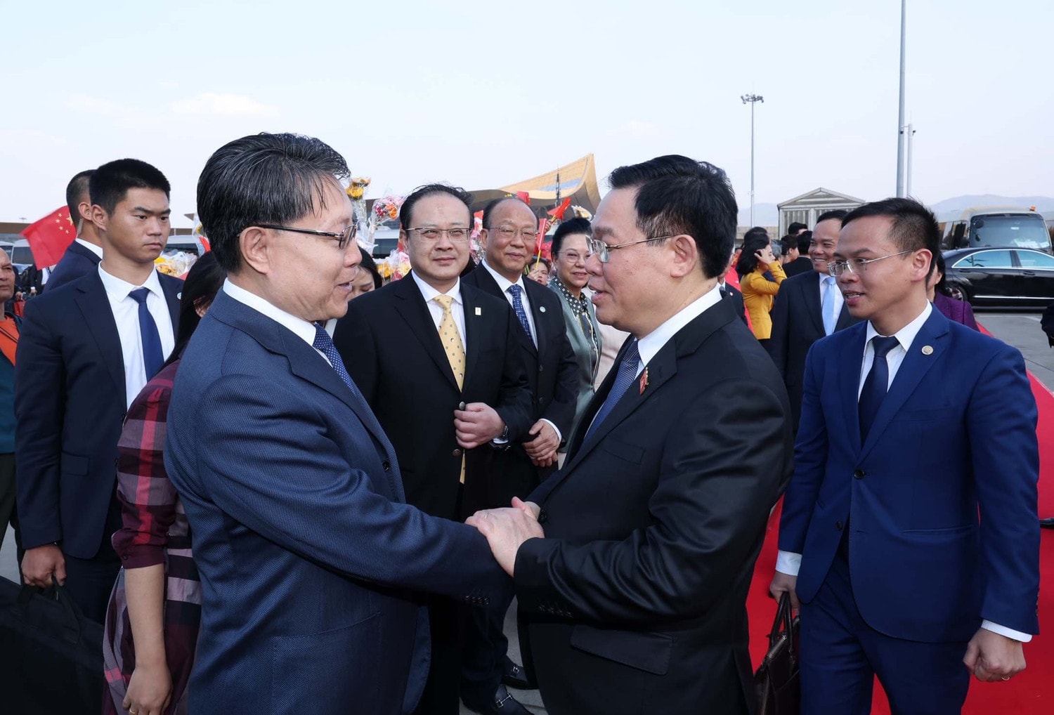 Chairman of the Standing Committee of the National People's Congress of China Zhao Leji bids farewell to NA Chairman Vuong Dinh Hue. Photo: Nhan Sang NA Chairman wraps up official visit to China -0