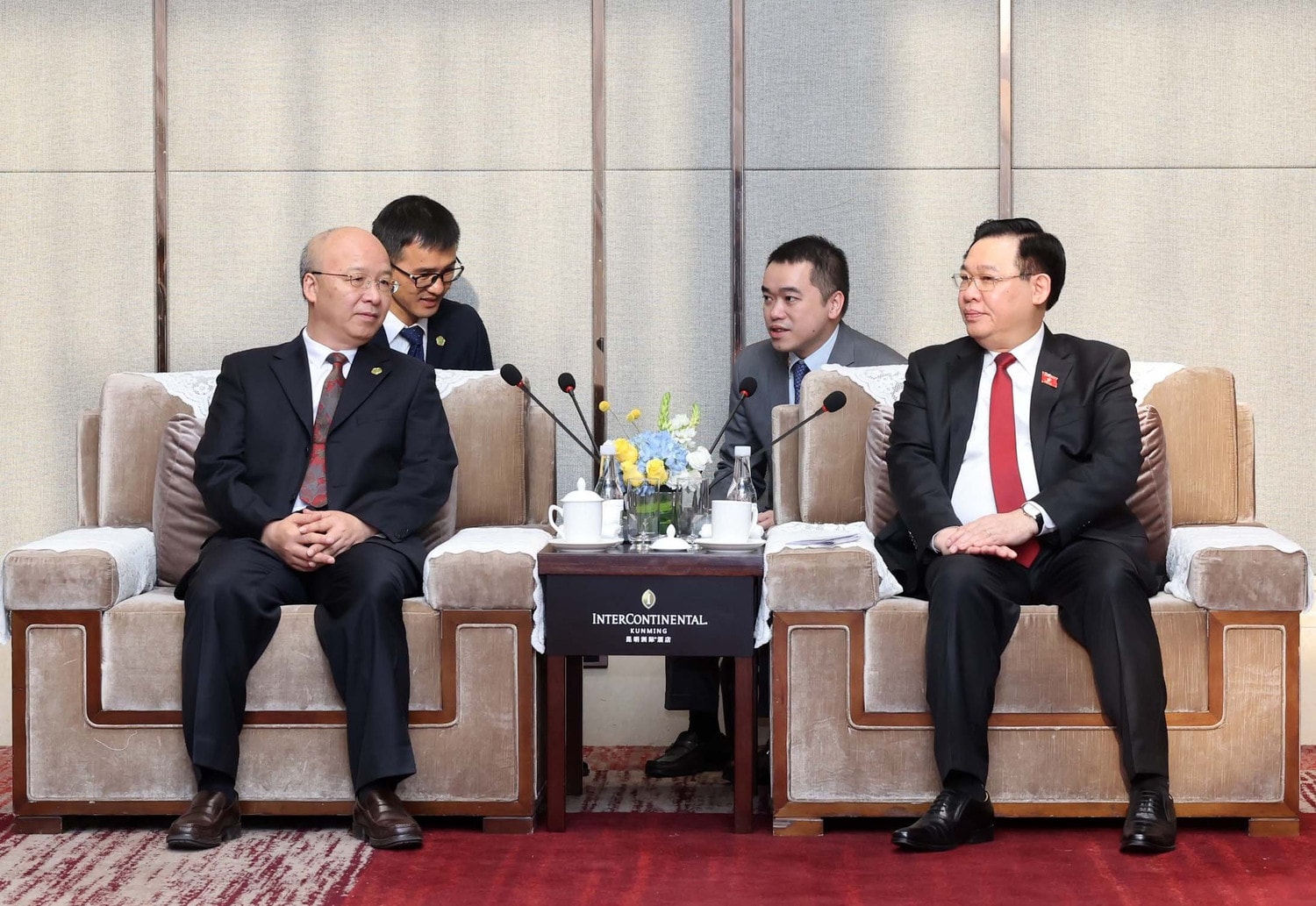 NA Chairman Vuong Dinh Hue received the leader of Yunnan Provincial Energy Investment Group Co., Ltd (YEIG). Photo: Nhan Sang NA Chairman receives leaders of Chinese corporations -0