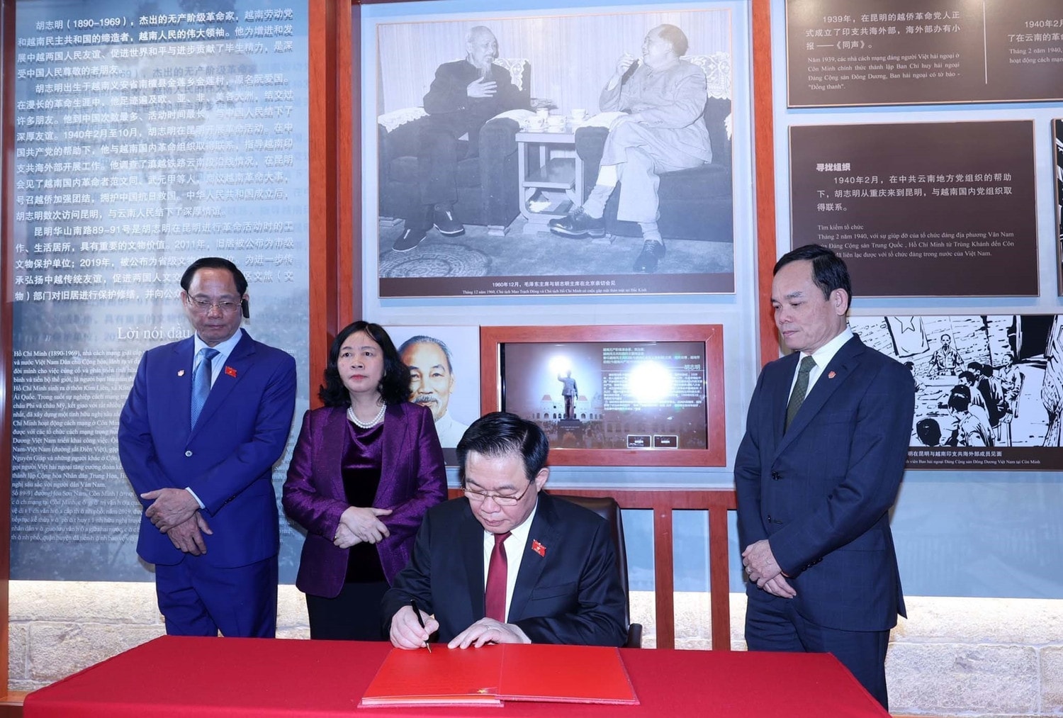 NA Chairman Vuong Dinh Hue visits the President Ho Chi Minh at a historical relic site. Photo: Nhan Sang NA Chairman visits President Ho Chi Minh relic site in Kunming -0
