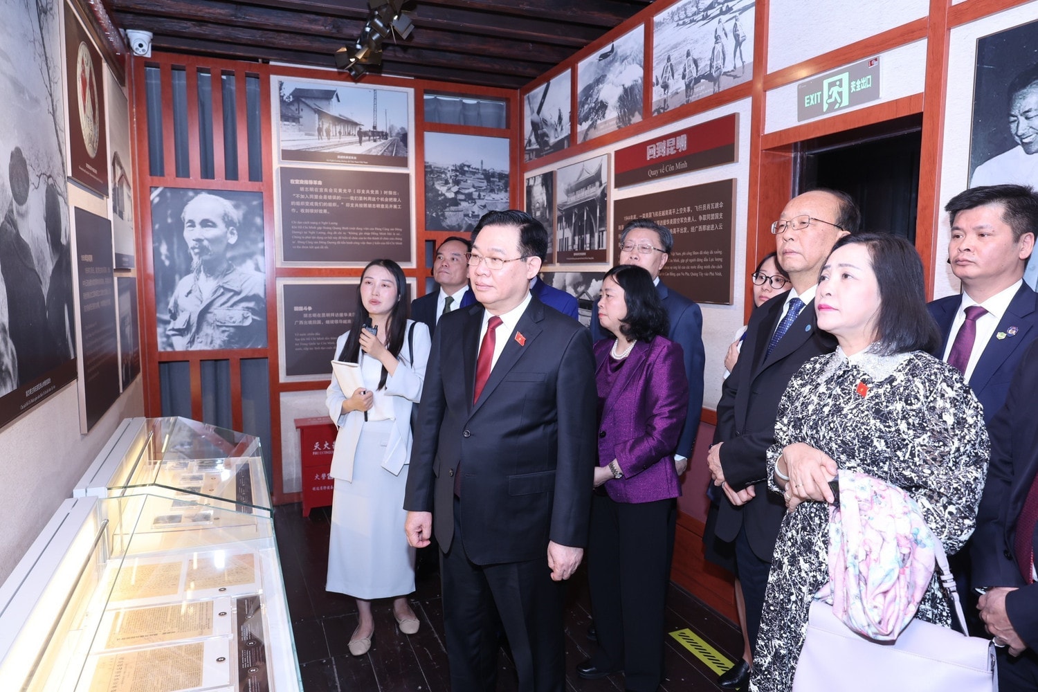 NA Chairman Vuong Dinh Hue paid a floral tribute to President Ho Chi Minh at a historical relic site. Photo: Nhan Sang NA Chairman visits President Ho Chi Minh relic site in Kunming -0