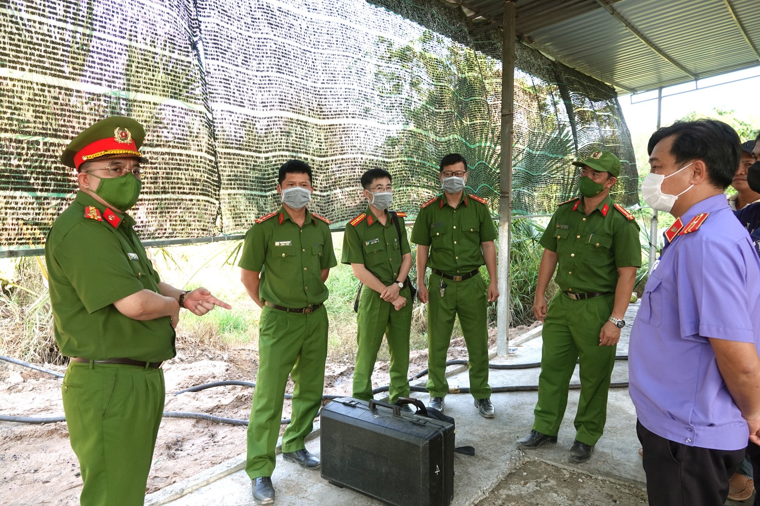 Đại tá Huỳnh Ngọc Liêm, Thủ trưởng Cơ quan CSĐT Công an tỉnh trực tiếp chỉ đạo tại hiện trường