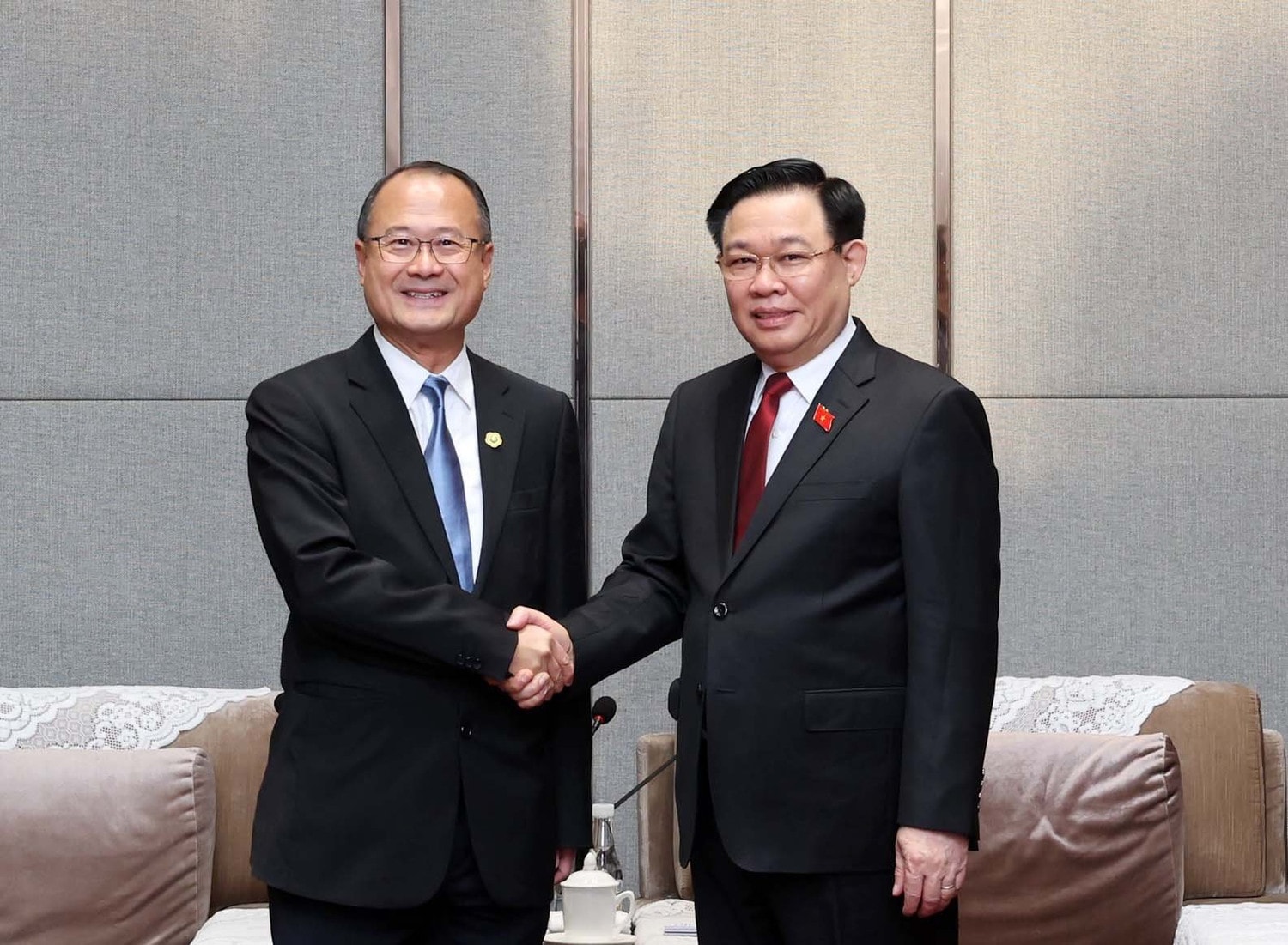 National Assembly Vuong Dinh Hue received Chairman of Sunwah Group Jonathan Choi. Photo: Nhan Sang NA Chairman receives leaders of Chinese corporations -0