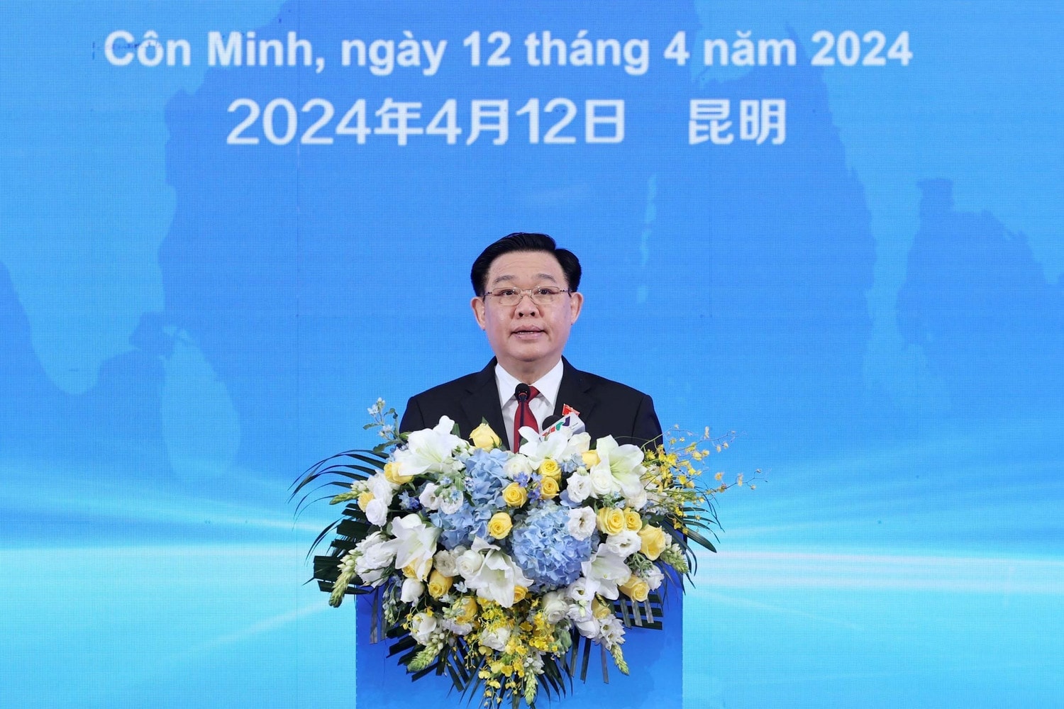 NA Chairman Vuong Dinh Hue speaks at a law and policy forum held in Kunming city. Photo: Nhan Sang NA Chairman affirms support for cooperation between Vietnamese localities, China’s Yunnan -0