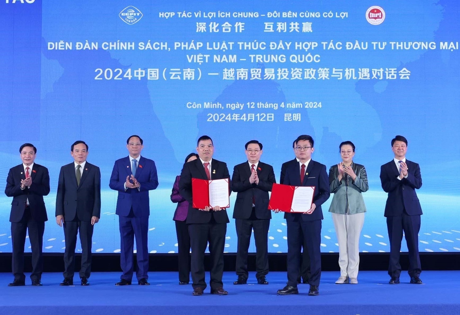 NA Chairman and other delegates witnessed the exchange of cooperation documents between the two countries’ enterprises. Photo: Nhan Sang NA Chairman affirms support for cooperation between Vietnamese localities, China’s Yunnan -0
