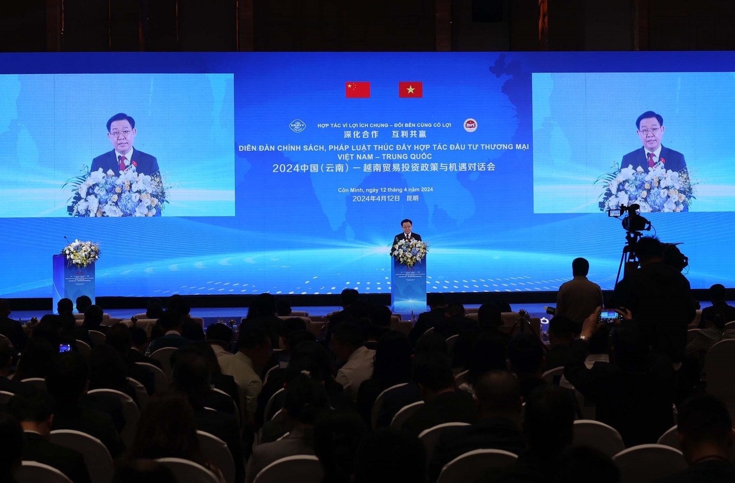 NA Chairman Vuong Dinh Hue speaks at a law and policy forum held in Kunming city. Photo: Nhan Sang NA Chairman affirms support for cooperation between Vietnamese localities, China’s Yunnan -0