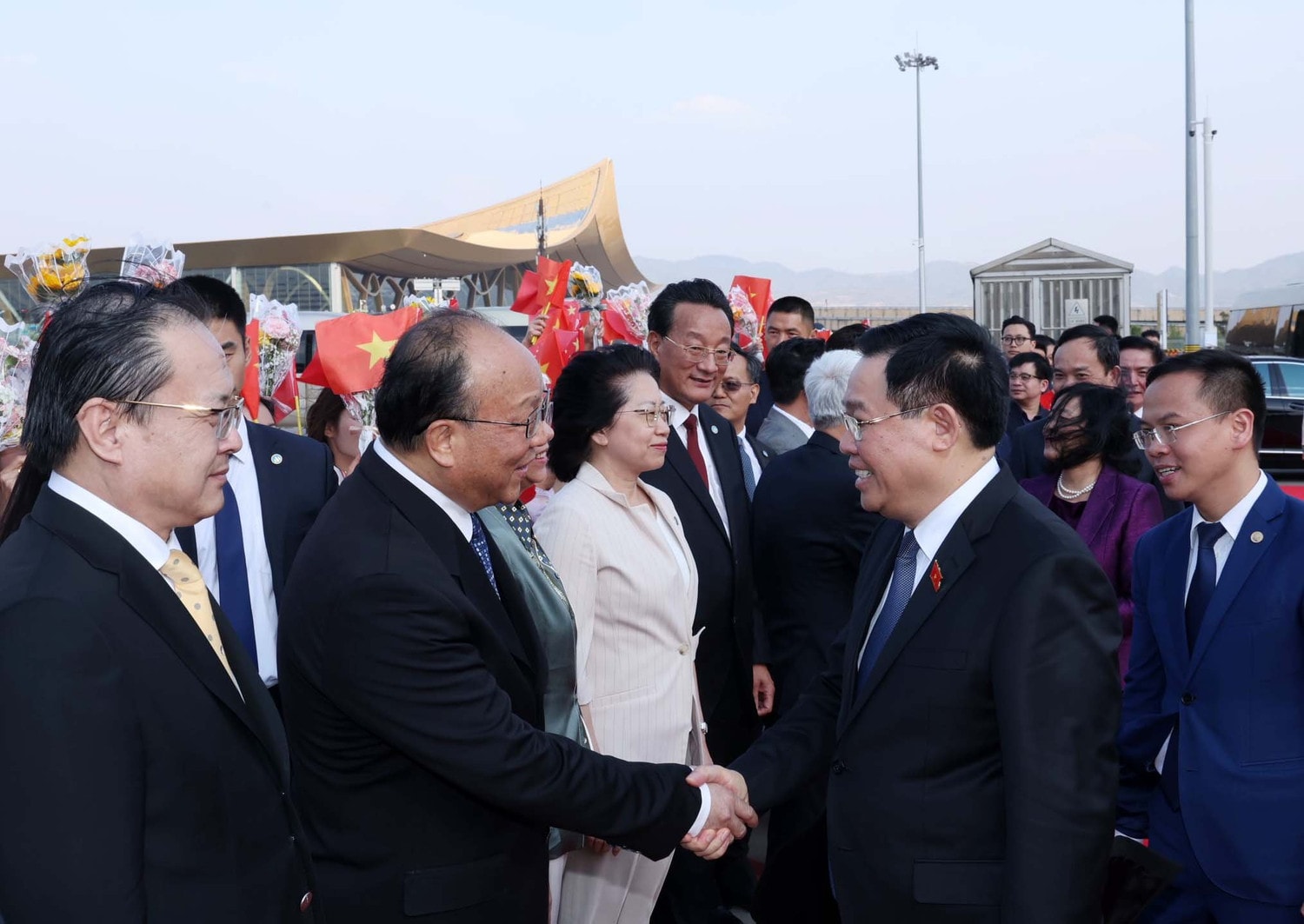 Photo: Nhan Sang NA Chairman wraps up official visit to China -0
