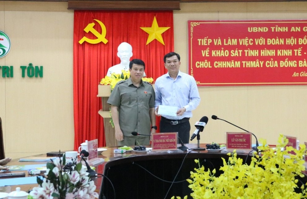 Chủ tịch Hội đồng Dân tộc Y Thanh Hà Niê Kđăm trao tặng 50 triệu đồng cho lãnh đạo huyện Tri Tôn để tặng quà Tết cho một số gia đình chính sách đồng bào dân tộc Khmer trên địa bàn huyện Chủ tịch Hội đồng Dân tộc Y Thanh Hà Niê Kđăm chúc Tết đồng bào dân tộc Khmer tại An Giang -0