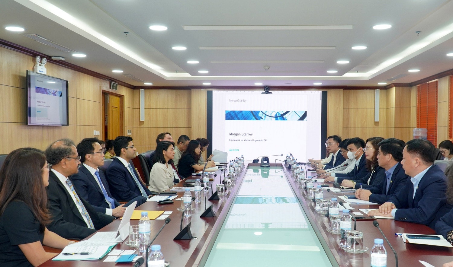 Bàn giải pháp việc nâng hạng thị trường chứng khoán Việt Nam