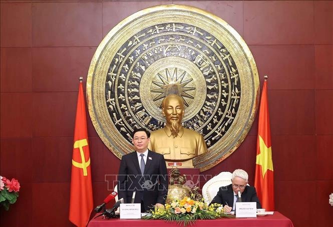 Chủ tịch Quốc hội Vương Đình Huệ gặp mặt cộng đồng người Việt Nam tại Trung Quốc