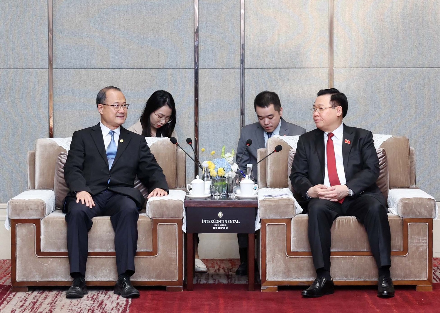 Chủ tịch Quốc hội Vương Đình Huệ tiếp lãnh đạo một số tập đoàn Trung Quốc tại tỉnh Vân Nam -0