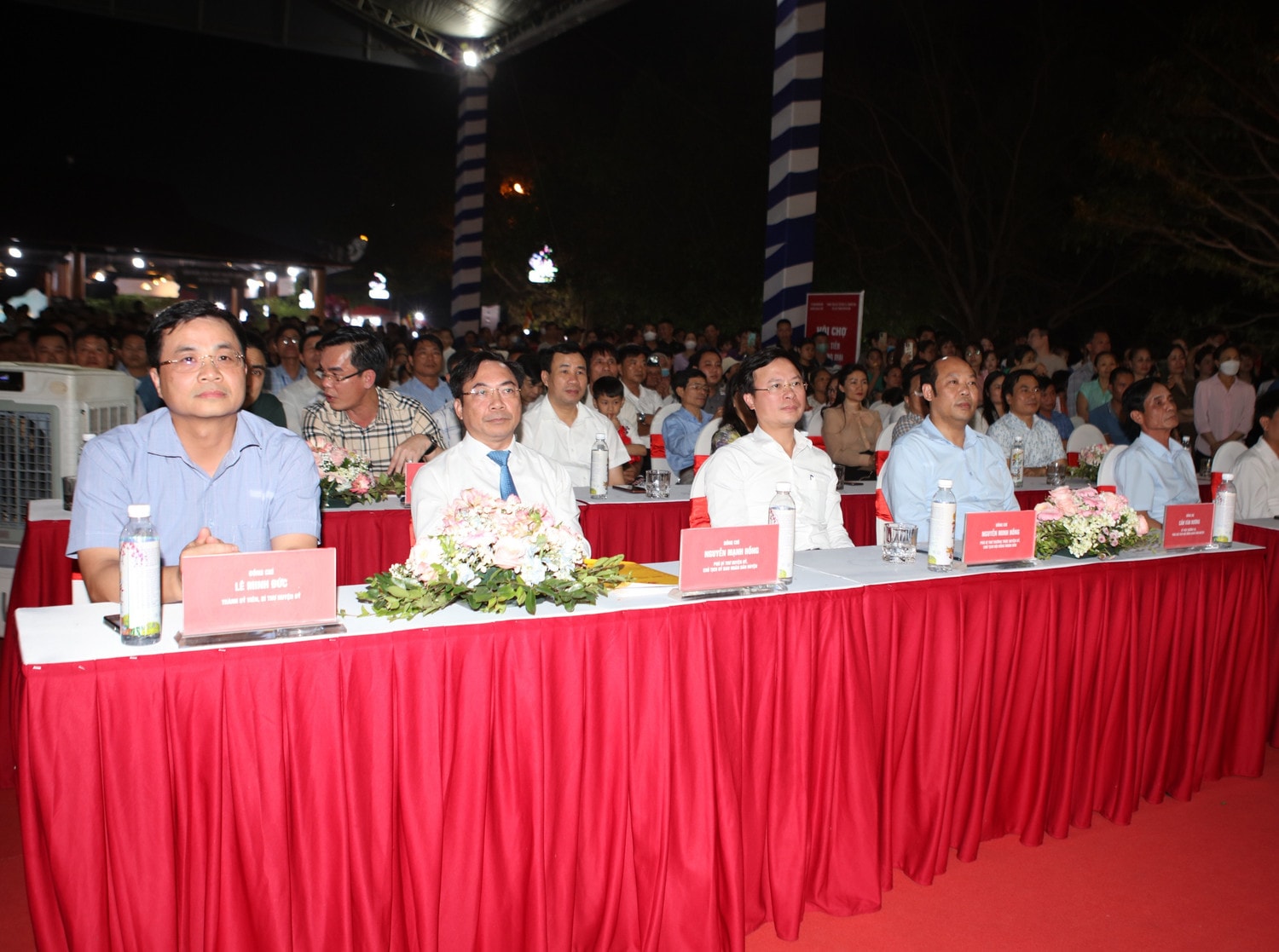 Lãnh đạo Huyện ủy, HĐND, UBND huyện Thạch Thất tham dự buổi lễ. Ảnh: An Nhiên 0r2a4039.jpg -0