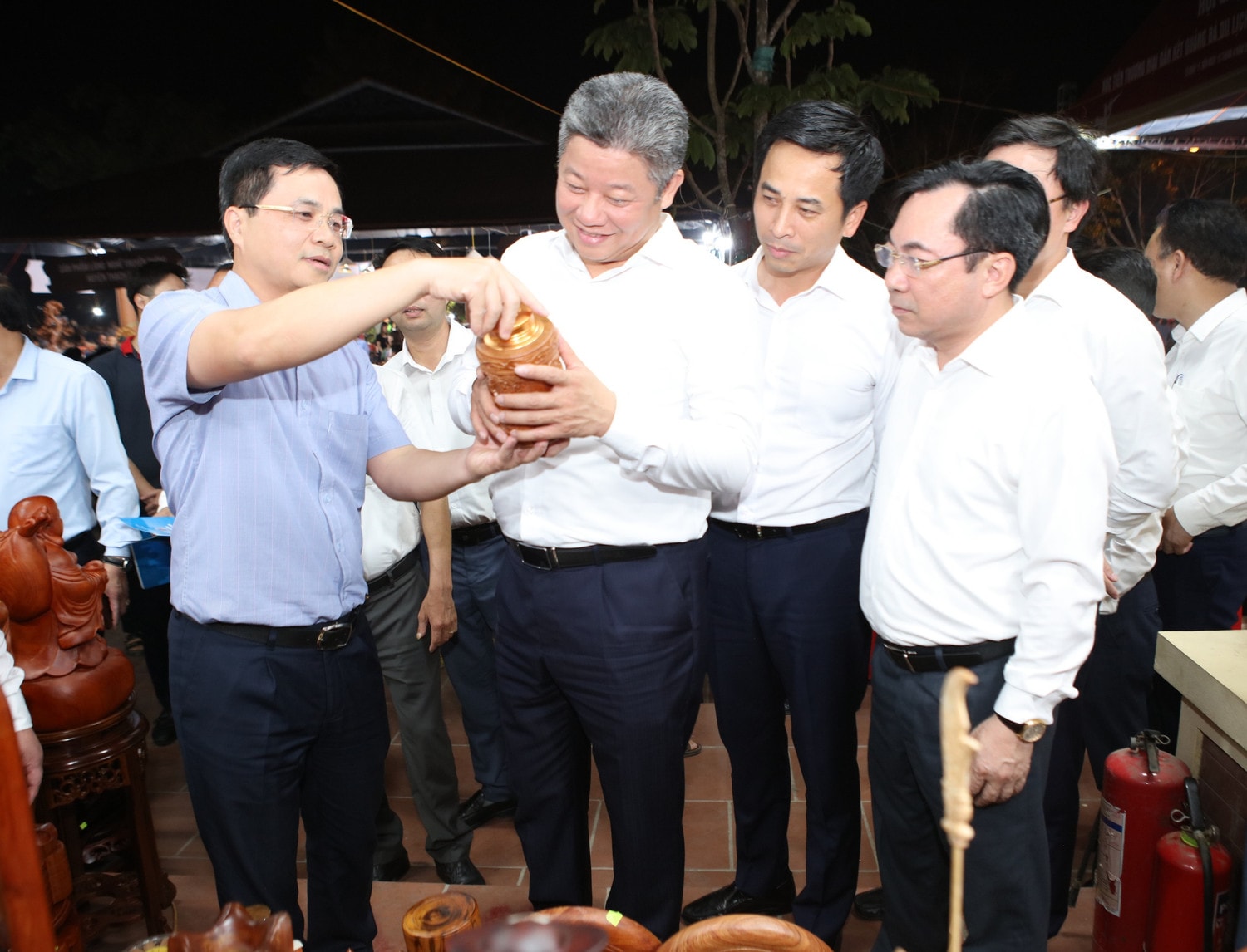 Lãnh đạo huyện Thạch Thất giới thiệu các sản phẩm tiêu biểu của địa phương. Ảnh: An Nhiên 0r2a4141.jpg -0