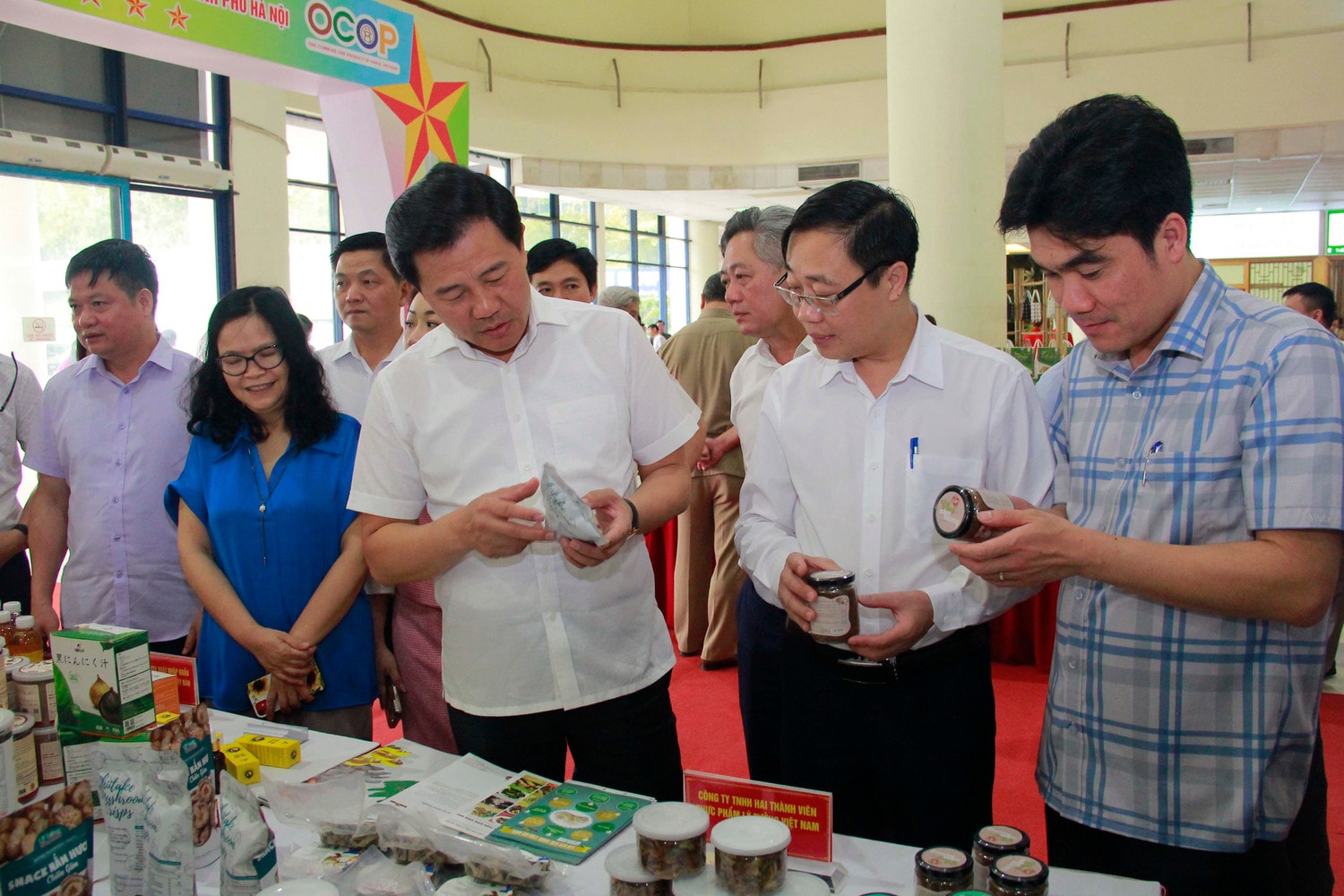 Các đại biểu thăm gian hàng sản phẩm OCOP được thành phố công nhận Trao bằng công nhận danh hiệu làng nghề, chứng nhận OCOP cấp Thành phố năm 2023 -0
