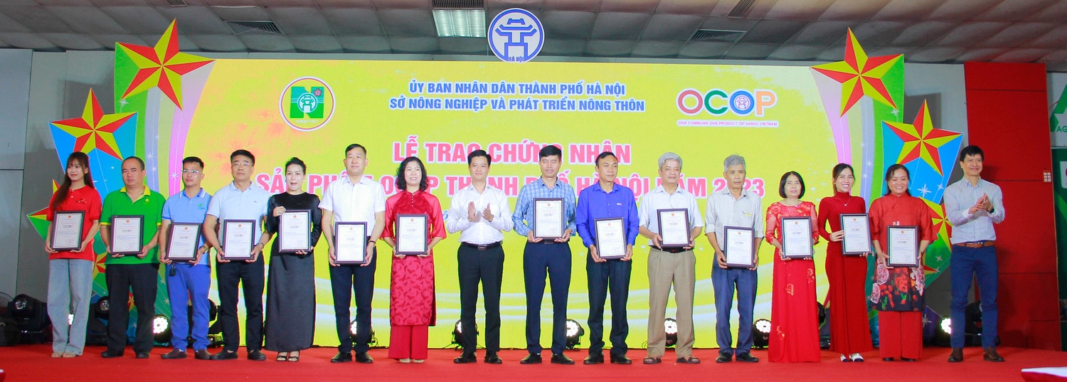 Trao giấy chứng nhận sản phẩm OCOP thành phố năm 2023 Trao bằng công nhận danh hiệu làng nghề, chứng nhận OCOP cấp Thành phố năm 2023 -0