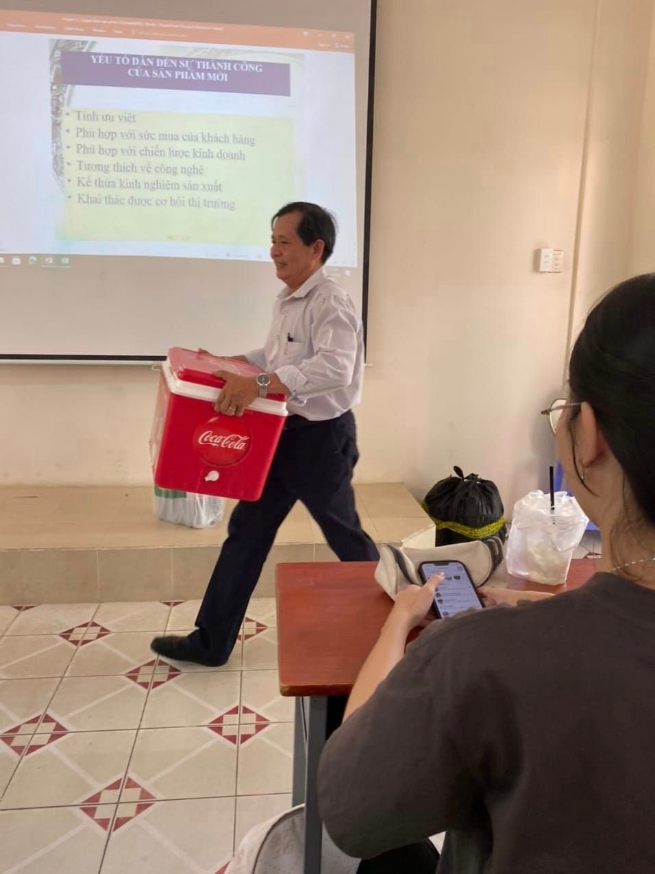 Hình ảnh thầy giáo mang nước mát cho sinh viên gây bão mạng xã hội vì “quá đáng yêu” -0