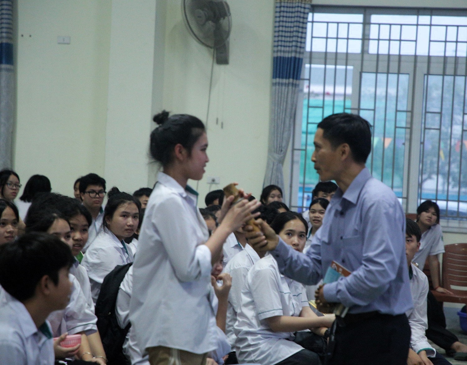 Trao tặng hàng trăm tủ sách cho học sinh vùng biên giới -0