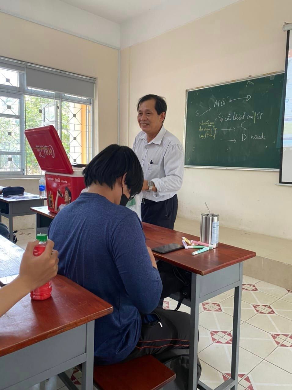 Hình ảnh thầy giáo mang nước mát cho sinh viên gây bão mạng xã hội vì “quá đáng yêu” -0