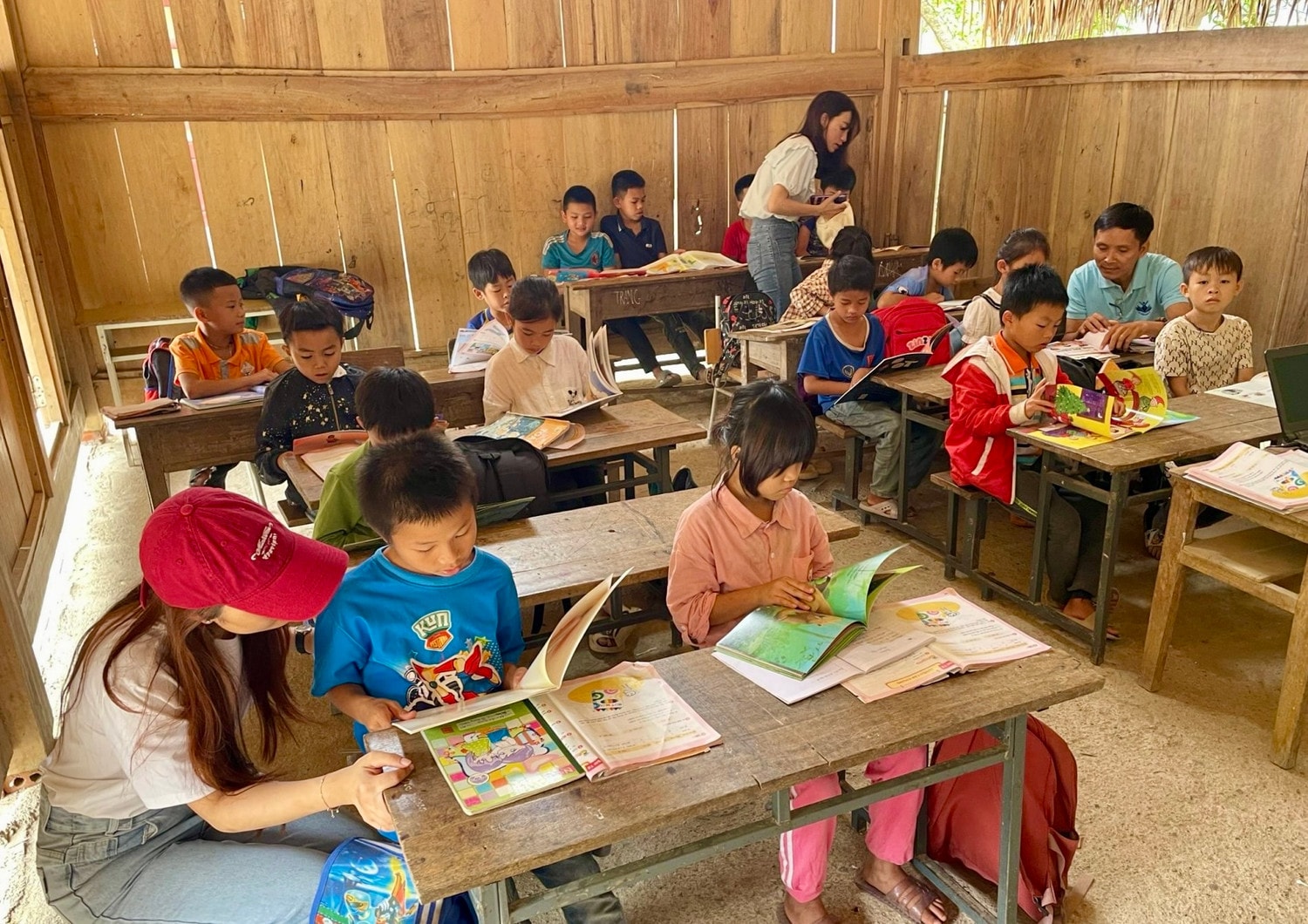 Trao tặng hàng trăm tủ sách cho học sinh vùng biên giới -0