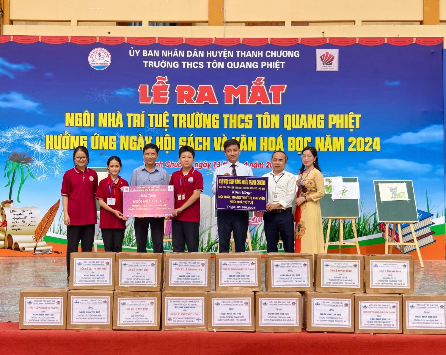 Trao tặng hàng trăm tủ sách cho học sinh vùng biên giới -0
