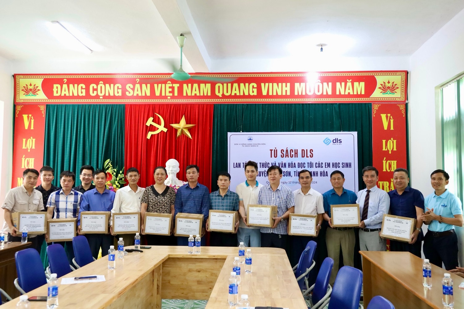 Trao tặng hàng trăm tủ sách cho học sinh vùng biên giới -0