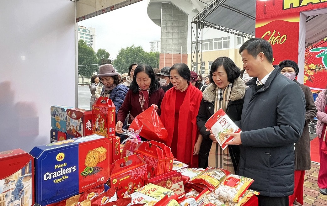 Sở Công thương TP. Hà Nội kiểm tra hàng hóa tại hội chợ