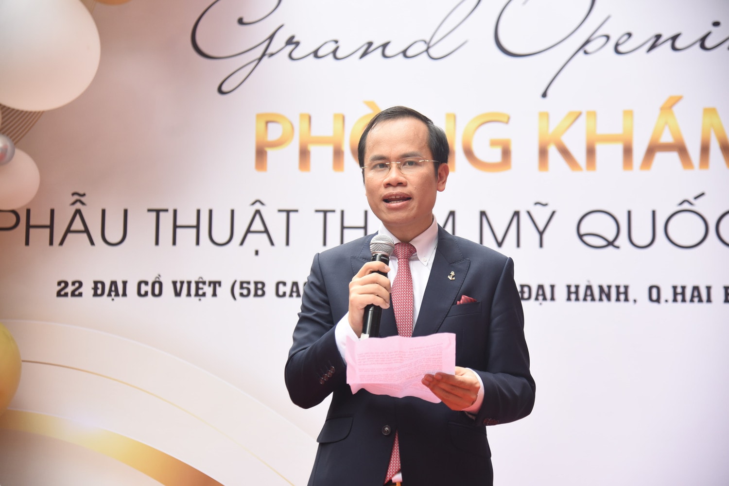 Người sáng lập, đại diện của phòng khám là bác sĩ Hoàng Văn Hồng - bác sĩ, phẫu thuật viên phụ trách Khoa Phẫu thuật tạo hình thẩm mỹ, Bệnh viện Đại học Y Hà Nội (Ảnh: Xuân Quý) Khai trương Phòng khám Phẫu thuật thẩm mỹ quốc tế Hà Nội -0