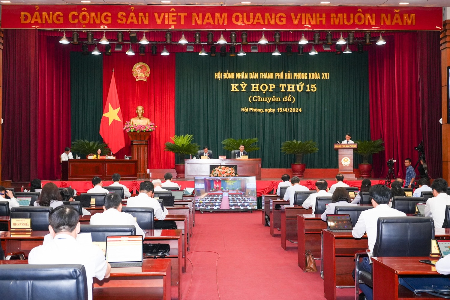 Thông qua 7 nghị quyết quan trọng -0