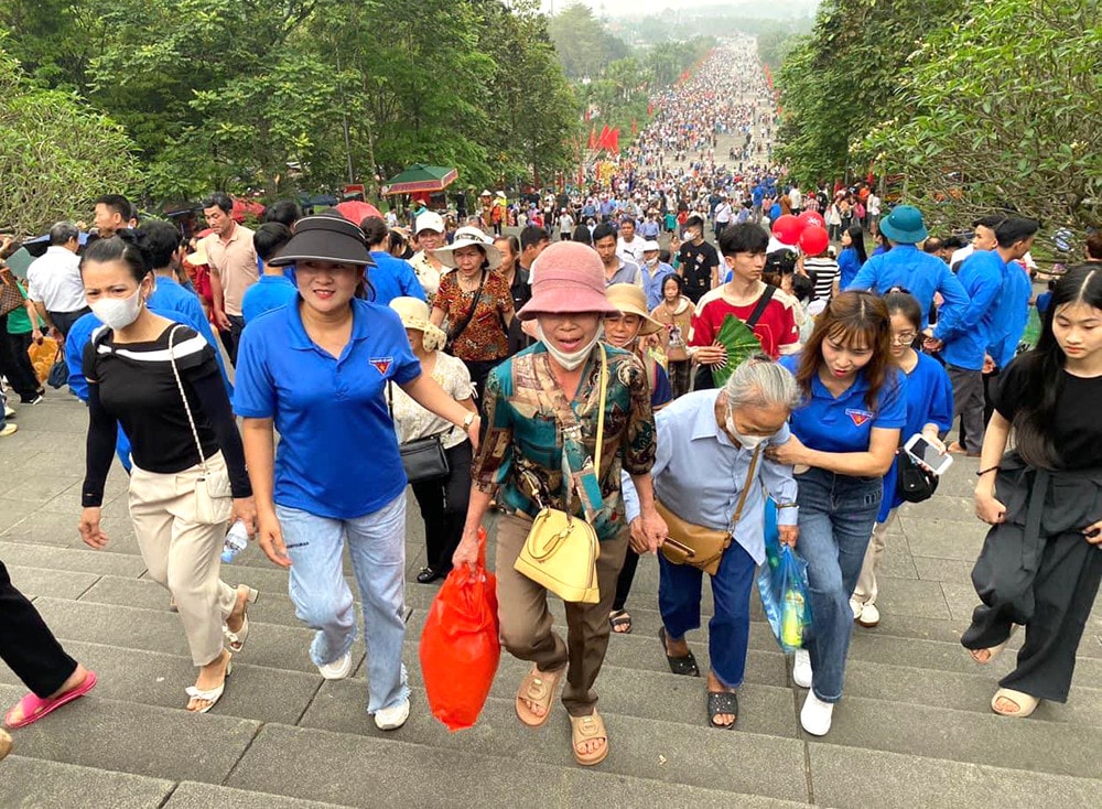 Người dân nô nức về Đền Hùng trước ngày Giỗ Tổ -0