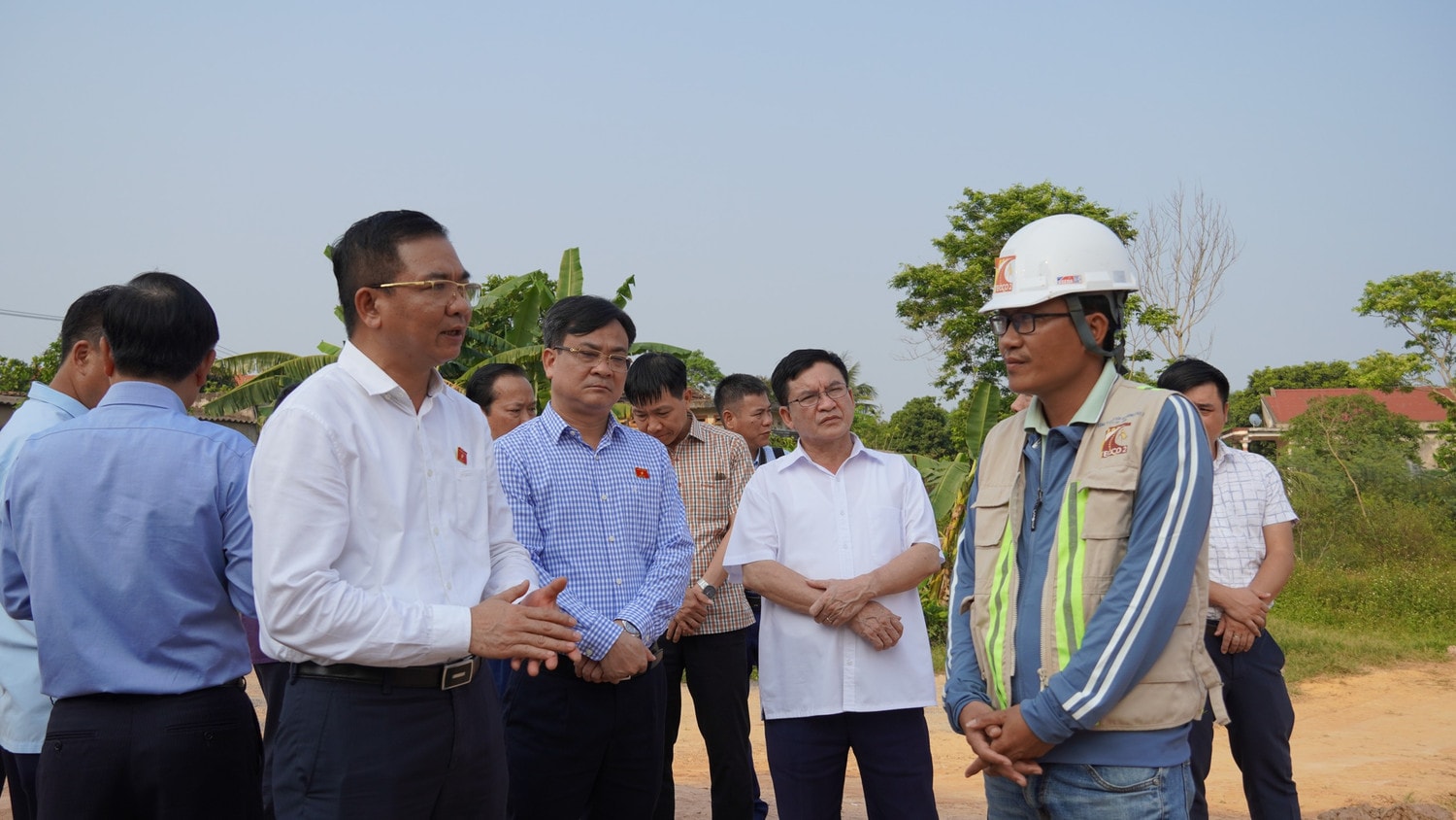 Đoàn công tác lắng nghe ý kiến từ giám sát thi công trên thực địa khi khảo sát thực tế vị trí tuyến đường thuộc gói dự án Bùng - Vạn Ninh