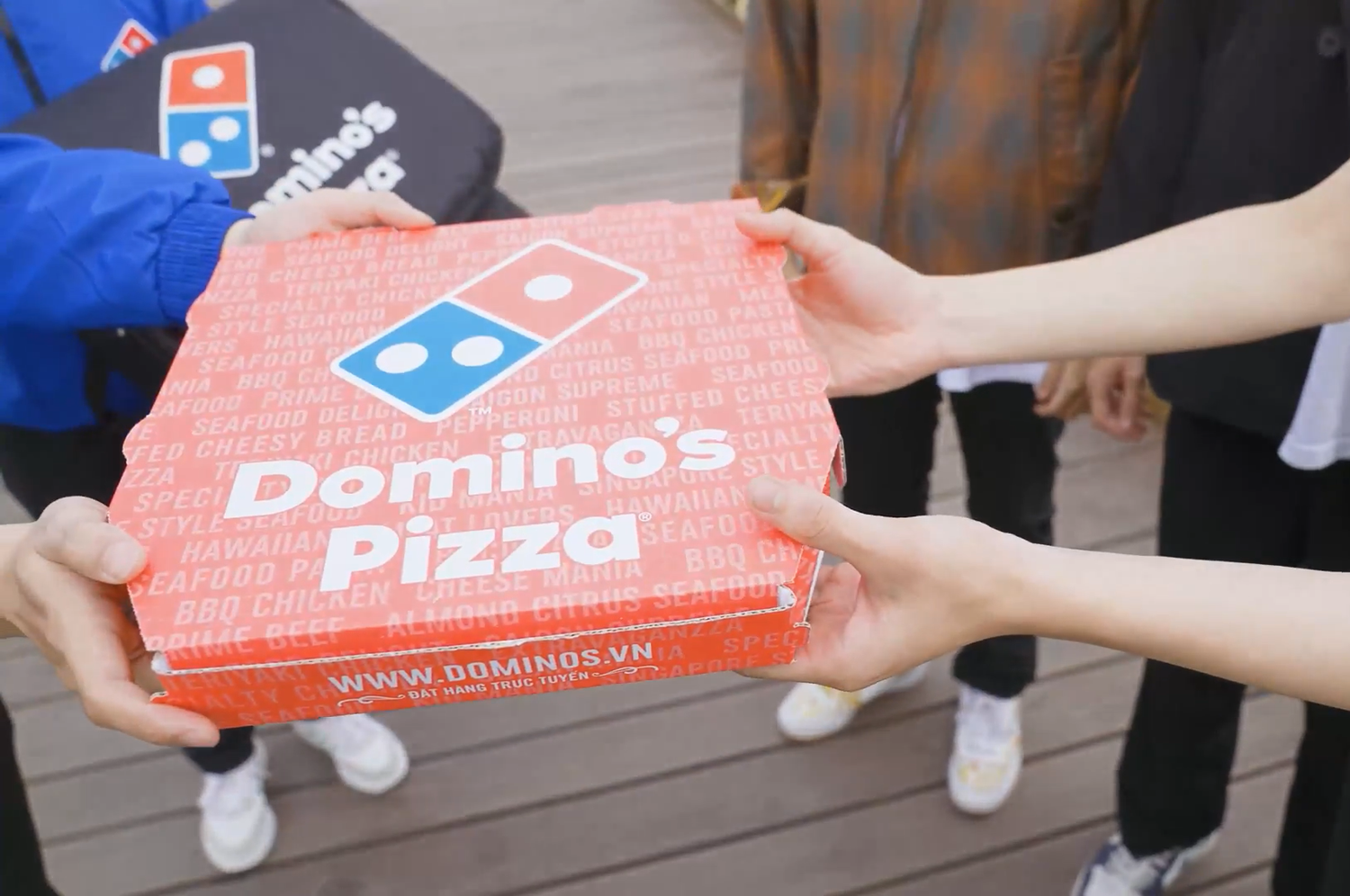 Domino’s Pizza phục vụ gần 10 triệu lượt khách hàng mỗi năm thông qua các hình thức dùng tại chỗ, mua mang về và giao hàng tận nơi miễn phí với cam kết giao nhanh 30 phút đảm bảo pizza nóng giòn