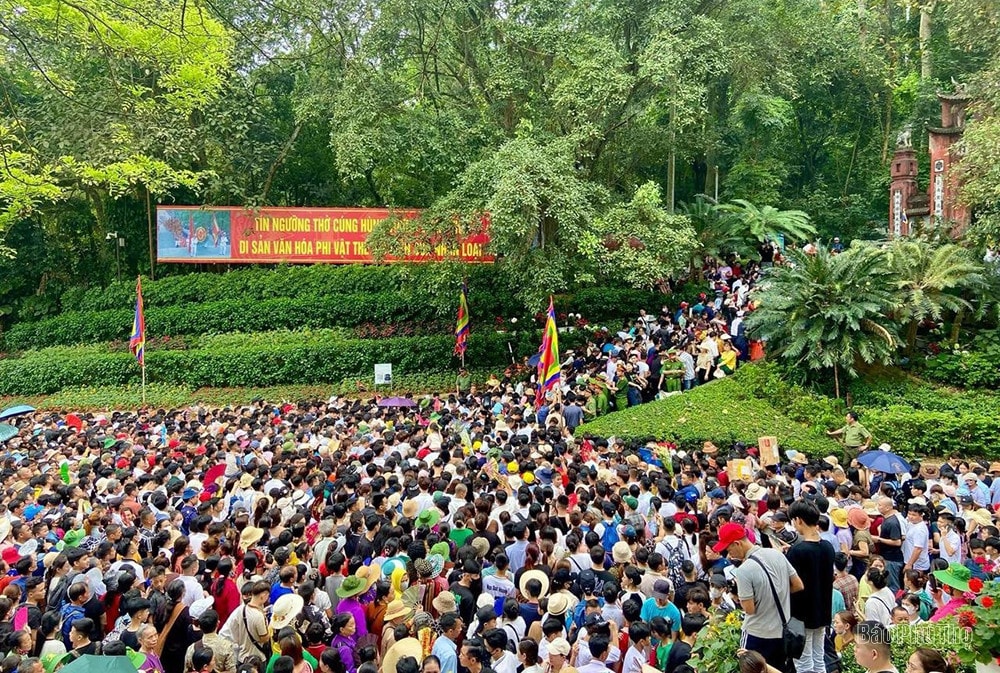 Người dân nô nức về Đền Hùng trước ngày Giỗ Tổ -0