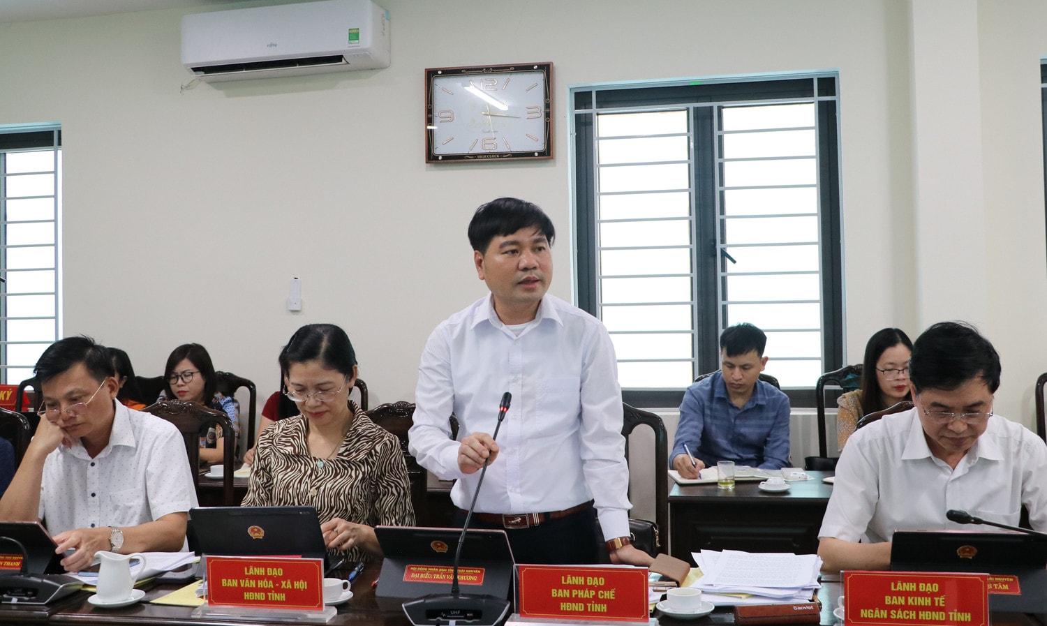 Các thành viên Đoàn giám sát phát biểu ý kiến. Ảnh: Thu Hoài