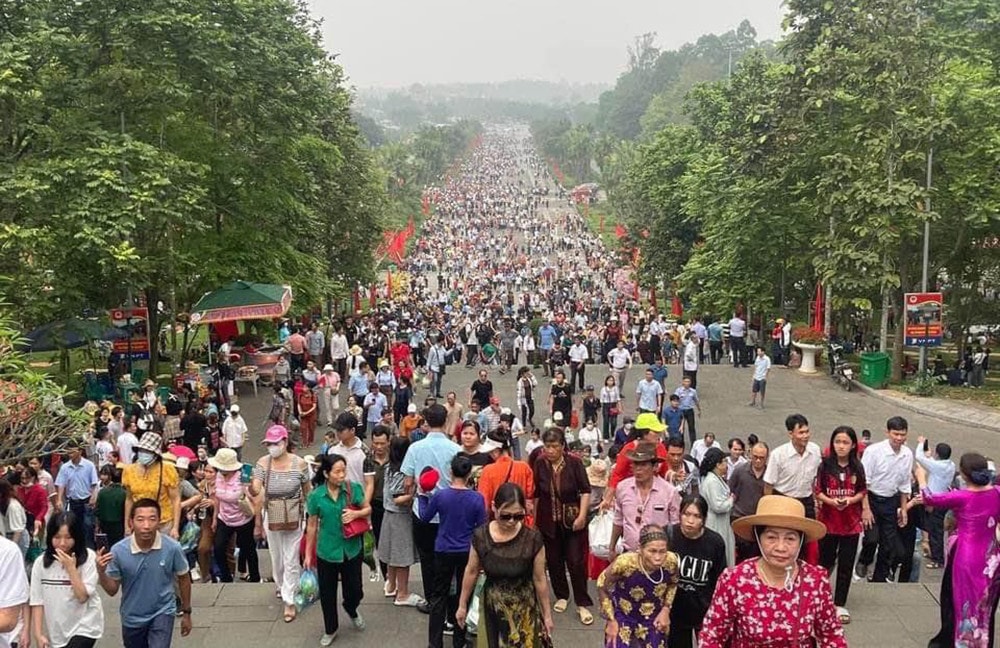Người dân nô nức về Đền Hùng trước ngày Giỗ Tổ -0