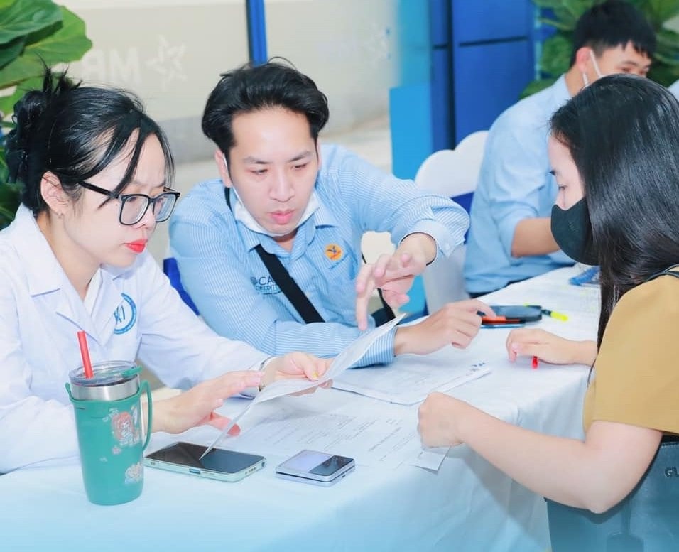 Gần 500 khách hàng tham dự buổi thăm khám miễn phí của MB Ageas Life -0