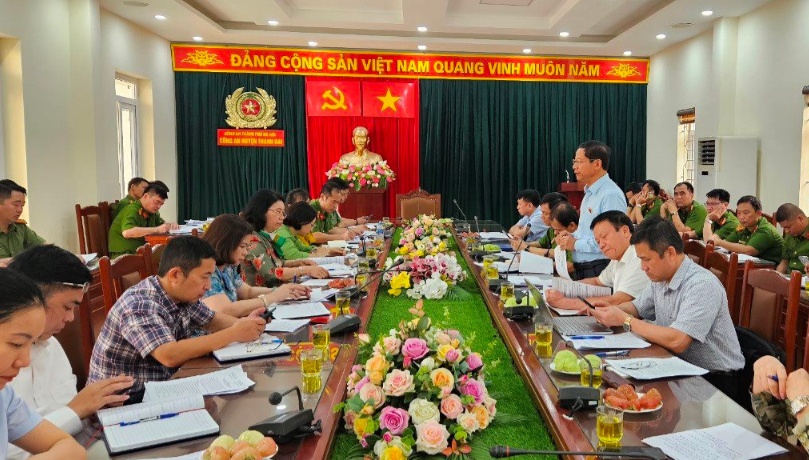 Thành viên Đoàn khảo sát phát biểu tại buổi làm việc - ảnh: Đ. Huấn 