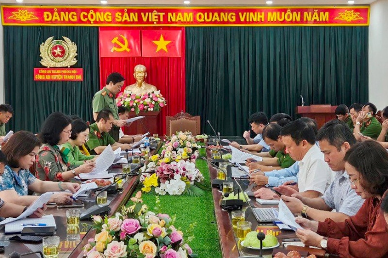 Đại diện Công an huyện Thanh Oai báo cáo tại buổi khảo sát - ảnh: Đ. Huấn
