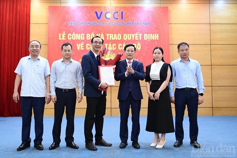 VCCI công bố và trao quyết định bổ nhiệm Tổng Biên tập Diễn đàn Doanh nghiệp -0