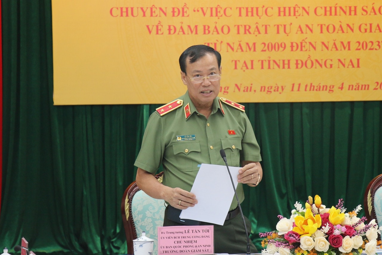 Chủ nhiệm Ủy ban Quốc phòng và An ninh, Trung tướng Lê Tấn Tới phát biểu tại cuộc làm việc Làm rõ trách nhiệm địa phương và cơ quan quản lý hạ tầng