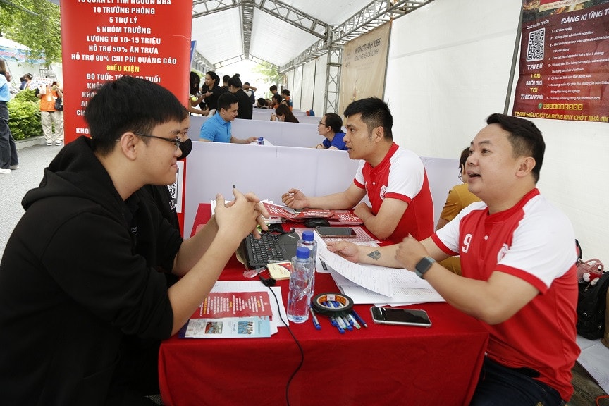 Phiên giao dịch việc làm tại quận Hà Đông thu hút rất đông lao động và học sinh, sinh viên đến dự tuyển. Ảnh: ITN