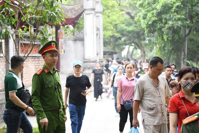 Người dân nô nức về Đền Hùng trước ngày Giỗ Tổ -0