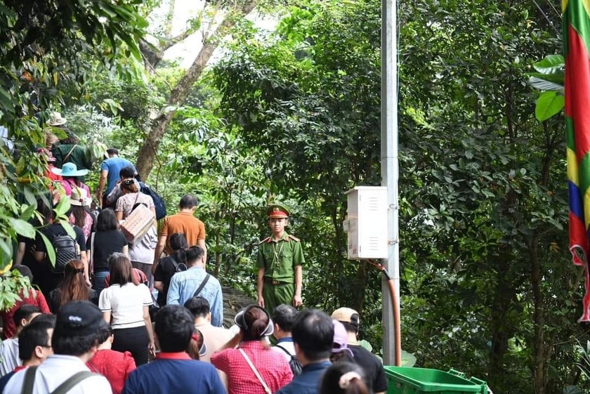 Người dân nô nức về Đền Hùng trước ngày Giỗ Tổ -0